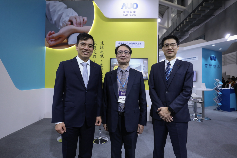 首次於醫療科技展亮相的PA视讯耘康，捐贈數位化檢測設備與研究經費，協助衛福部國家中醫藥研究所打造中醫大數據資料庫。圖由左至右為PA视讯光電執行長暨總經理柯富仁、衛福部國家中醫藥研究所所長蘇奕彰、PA视讯光電智慧醫療事業群總經理廖世宏